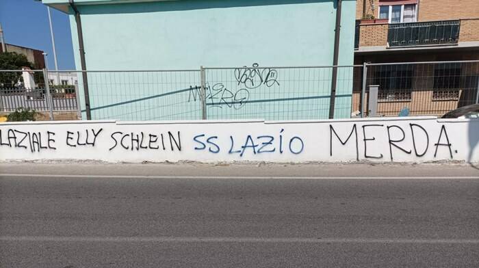 “Laziale”, “m***a”: scritte e insulti contro Elly Schlein sui muri di Torvaianica. Salvitti: “Rimuoverle subito”