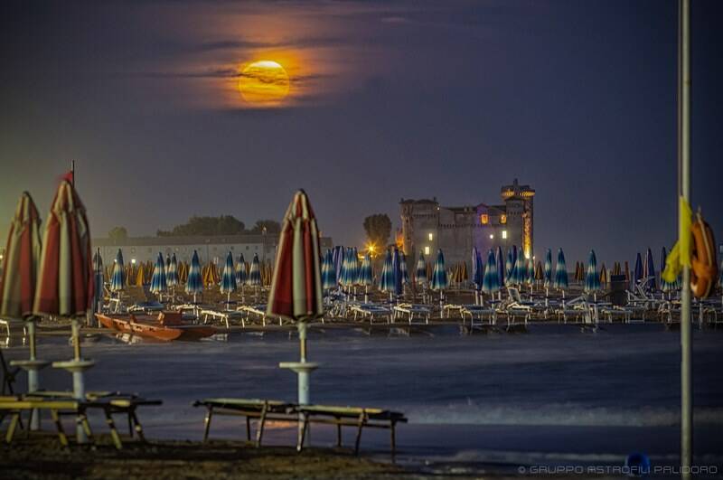 Lo spettacolo della luna piena d’agosto sul castello di Santa Severa