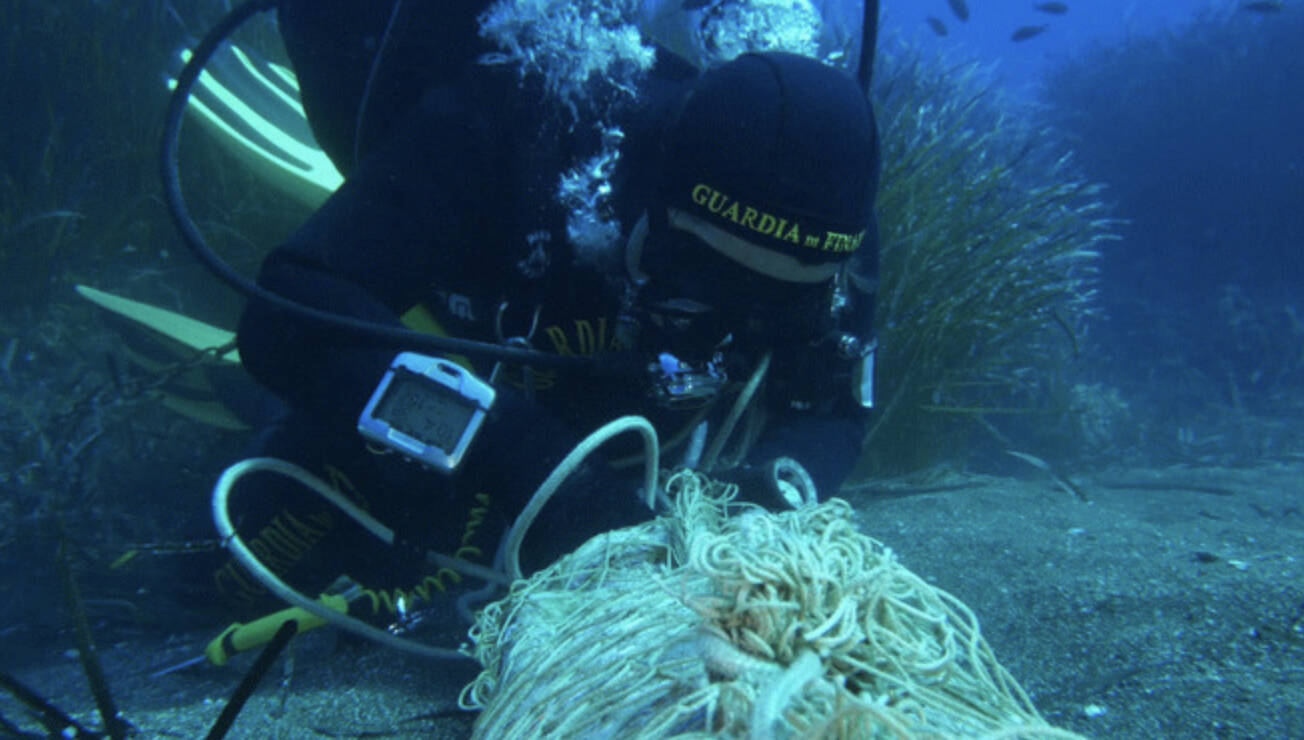 Dai fondali di Ventotene riemerge un’anfora romana (e non solo)