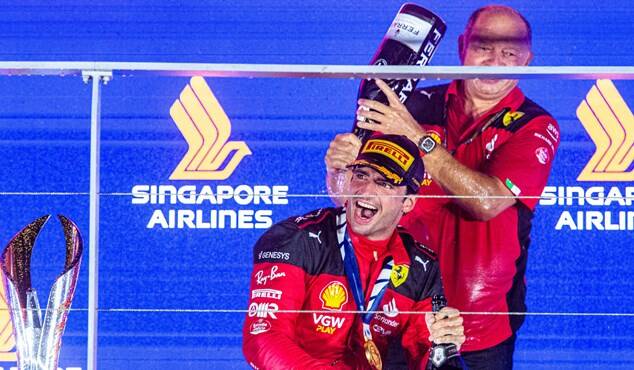 Gp di Singapore, Sainz trionfa in un week end targato Ferrari: “L’Italia può essere orgogliosa di noi”