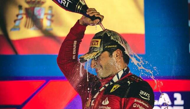 Gp di Singapore, Sainz trionfa in un week end targato Ferrari: “L’Italia può essere orgogliosa di noi”