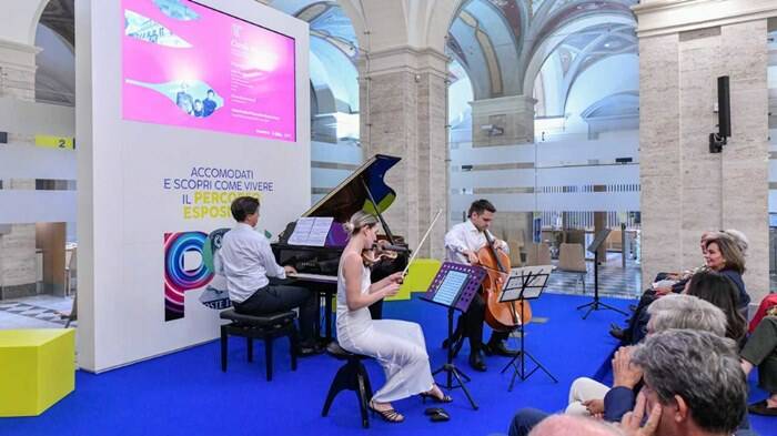 Successo di pubblico alle Poste di piazza San Silvestro per il concerto del gruppo serbo “Corda piano triano”