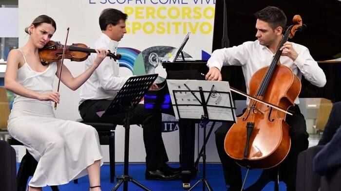 Successo di pubblico alle Poste di piazza San Silvestro per il concerto del gruppo serbo “Corda piano triano”