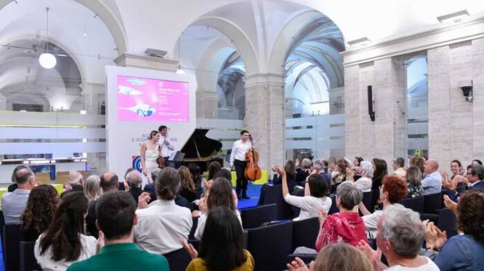 Successo di pubblico alle Poste di piazza San Silvestro per il concerto del gruppo serbo “Corda piano triano”