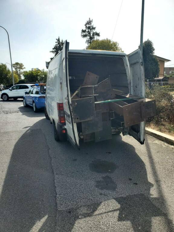 Sulla Pontina con un furgone pieno di rottami sporgenti: maxi multa