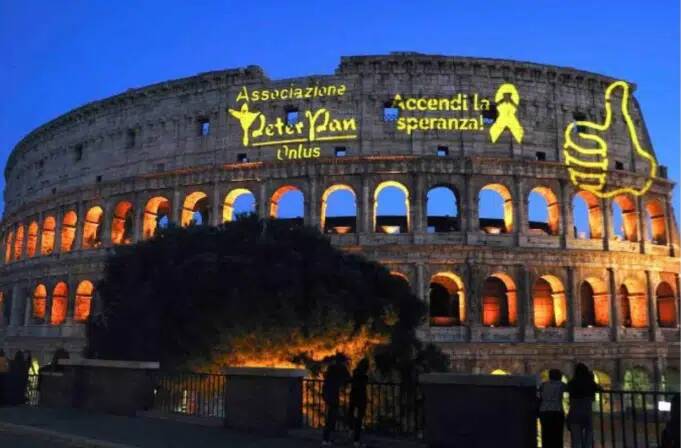 Il Colosseo si illumina d’oro per i bimbi malati di tumore