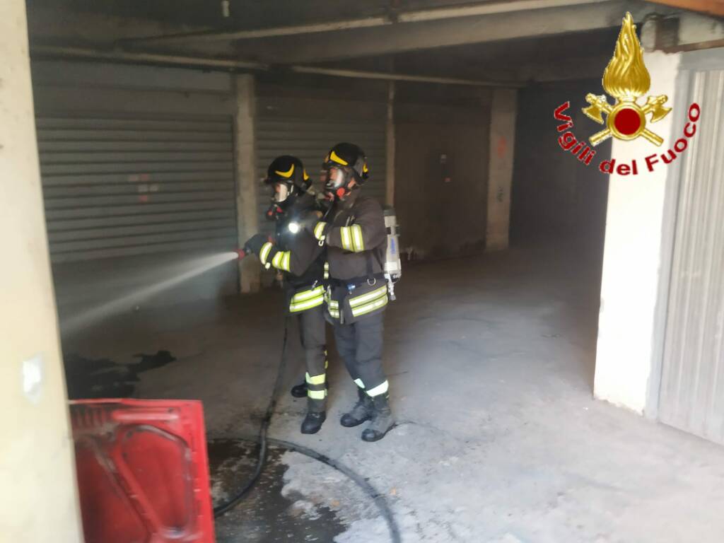 Cerveteri, pomeriggio di fuoco: garage in fiamme a via Palo Laziale