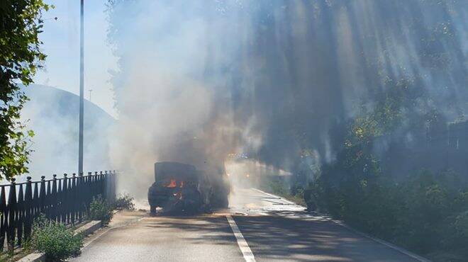 Fiumicino, incidente su via Portuense: in fiamme due veicoli