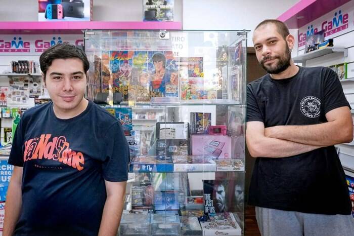 A Ostia Mattia realizza il suo sogno: “Ho l’autismo e lavoro in un negozio di videogames”