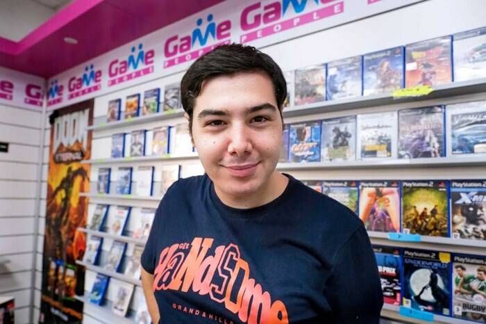 A Ostia Mattia realizza il suo sogno: “Ho l’autismo e lavoro in un negozio di videogames”