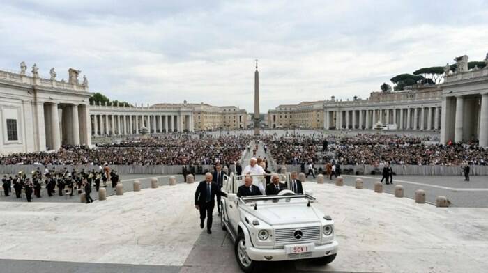 Papa Francesco abbraccia e ringrazia i carabinieri: “Quanto bisogno di legalità c’è oggi!”