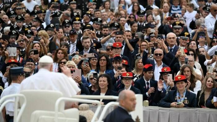 Papa Francesco abbraccia e ringrazia i carabinieri: “Quanto bisogno di legalità c’è oggi!”