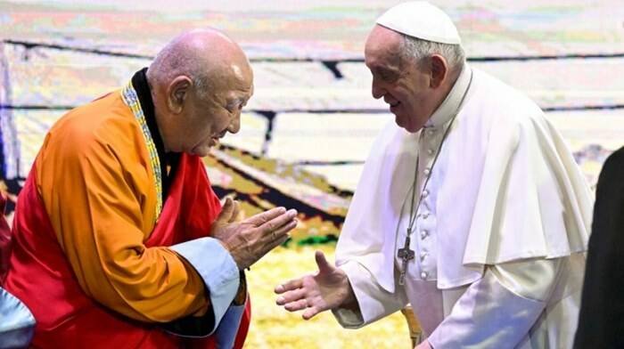 Mongolia, il Papa in dialogo con le altre religioni: “Nessuna confusione tra credo e violenza”