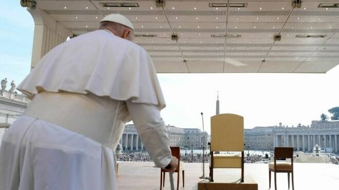 Il Papa: “Davanti alle grandi questioni il cristiano non deve chiacchierare ma sporcarsi le mani e agire”