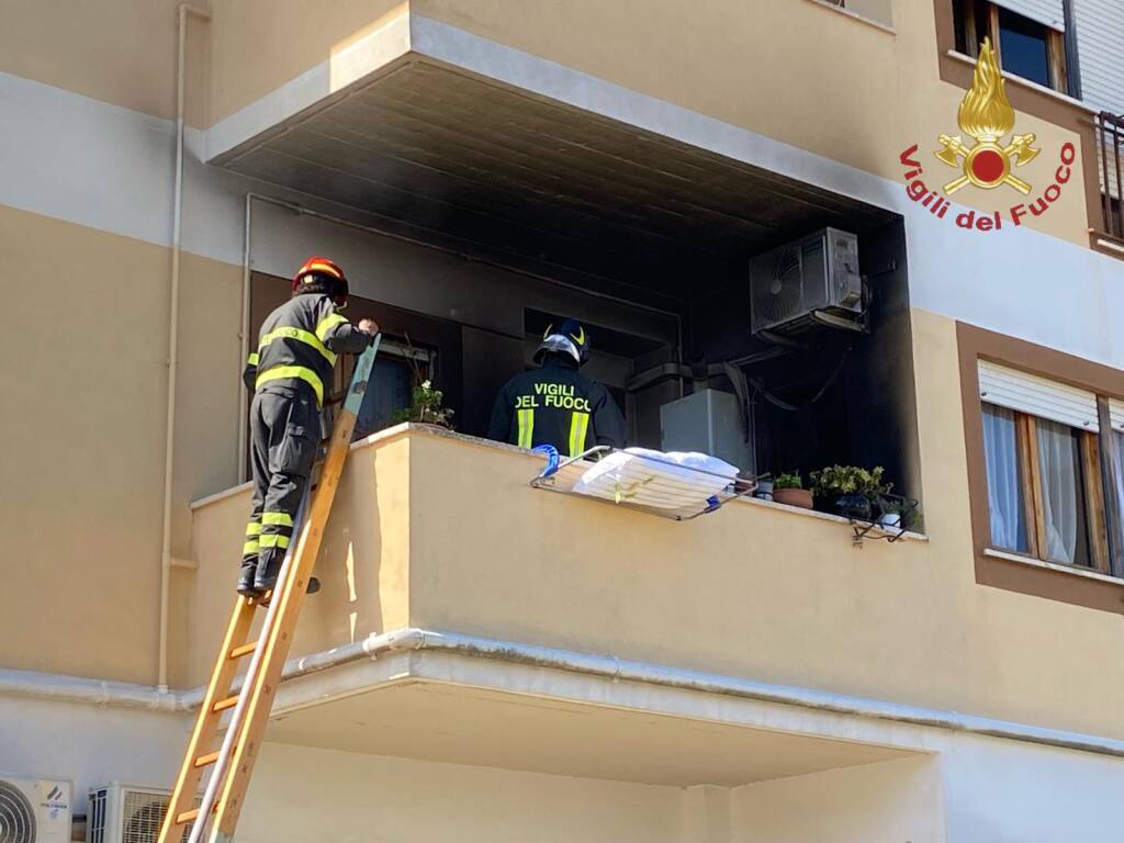 Incendio a Civitavecchia: va a fuoco il balcone di una casa
