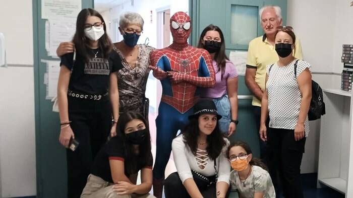 Sorpresa per i piccoli pazienti del Goretti di Latina: in corsia c’è Spiderman