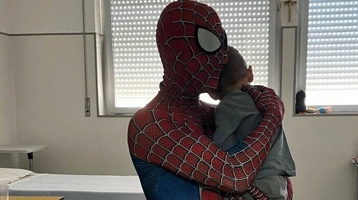 Sorpresa per i piccoli pazienti del Goretti di Latina: in corsia c’è Spiderman