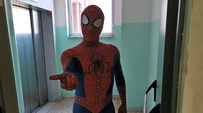 Sorpresa per i piccoli pazienti del Goretti di Latina: in corsia c’è Spiderman