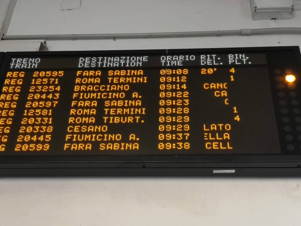 Treni da e per l’aeroporto di Fiumicino cancellati: caos nelle stazioni di tutto il Lazio