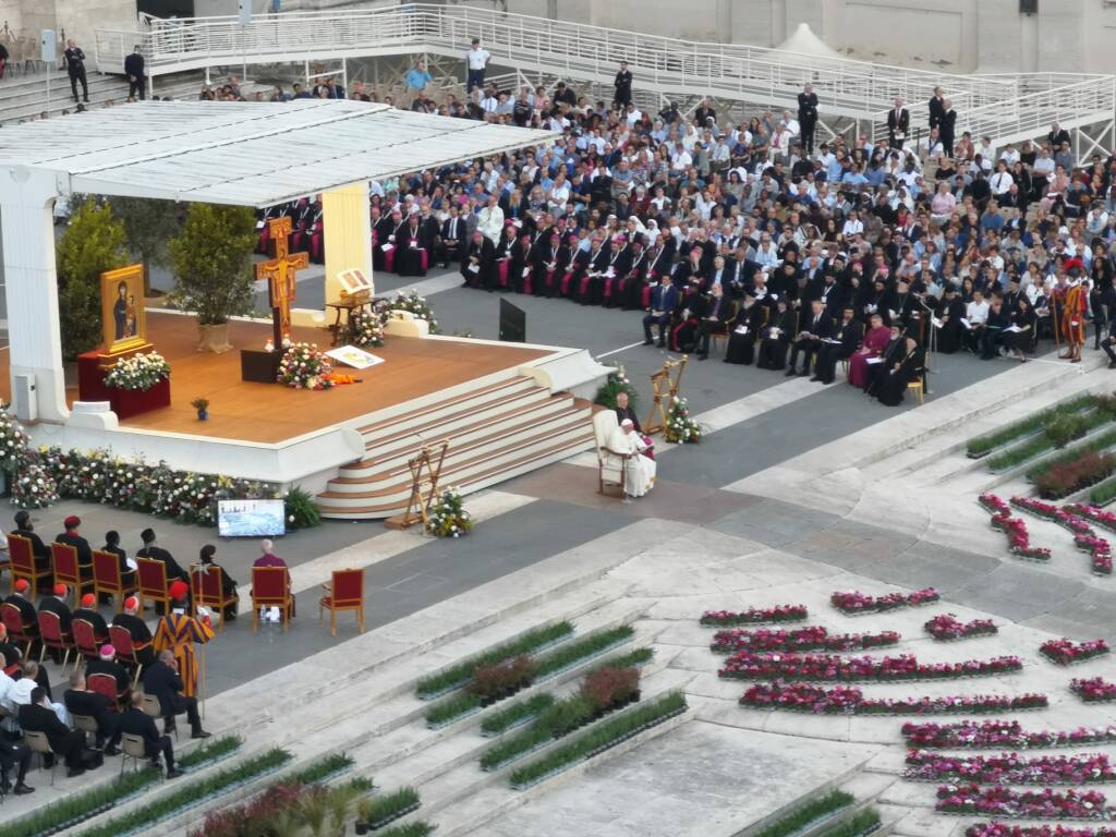 “Together”: il Papa con giovani in silenzio per “purificare la Chiesa da chiacchiere e ideologie”