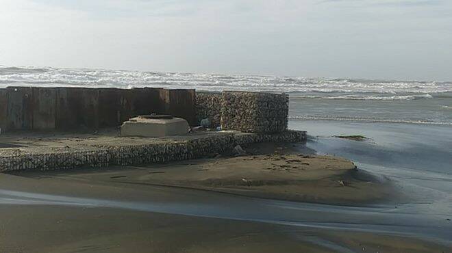 Focene, sprofonda la barriera del tombino sulla spiaggia di Mare Nostrum: a rischio il sistema fognario
