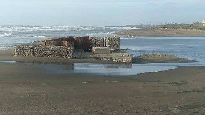 Focene, sprofonda la barriera del tombino sulla spiaggia di Mare Nostrum: a rischio il sistema fognario