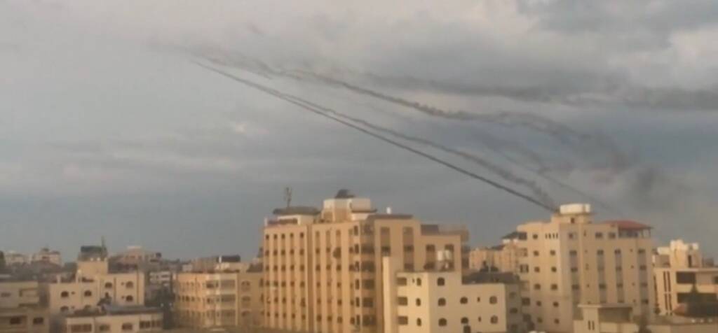 Pioggia di razzi di Hamas su Israele. E Netanyahu annuncia lo stato di guerra
