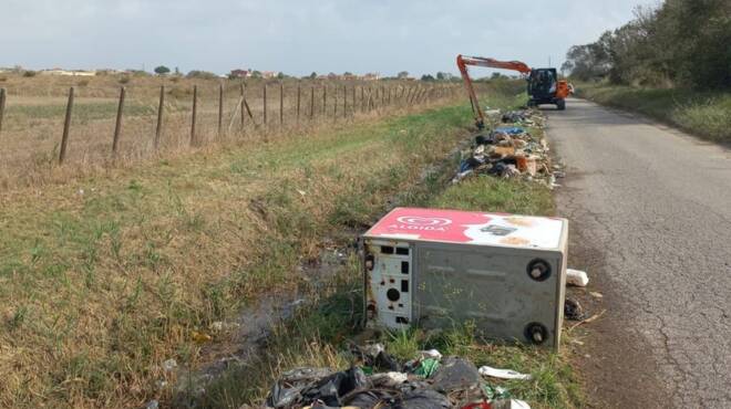 Lotta ai rifiuti: ad Isola Sacra bonificata l’area di via Costa Lunga