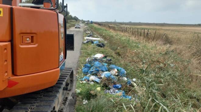 Lotta ai rifiuti: ad Isola Sacra bonificata l’area di via Costa Lunga