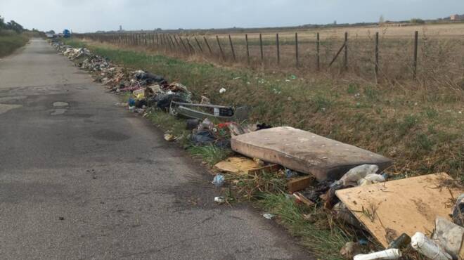 Lotta ai rifiuti: ad Isola Sacra bonificata l’area di via Costa Lunga