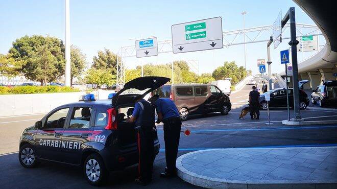 Fiumicino, autisti senza licenza a caccia di clienti: maxi-multe in aeroporto