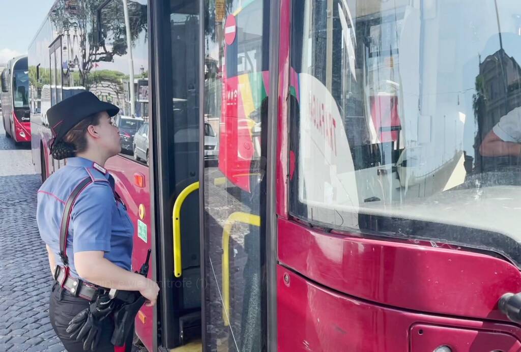 Sfila il portafoglio ad una turista sul bus: arrestato a Roma