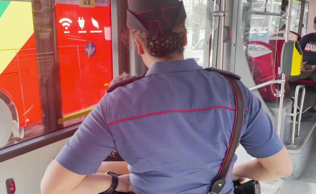 Sfila il portafoglio ad una turista sul bus: arrestato a Roma
