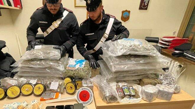 Ostia Antica, beccati con oltre 30 chili di droga: giovani pusher in manette