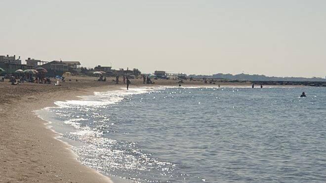 L’estate non molla: a Focene tutti al mare