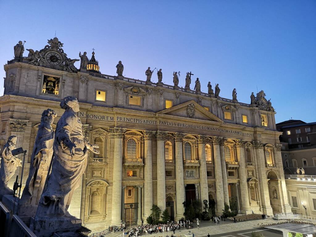 Rosari e fiaccolate: piazza San Pietro in preghiera per il Sinodo