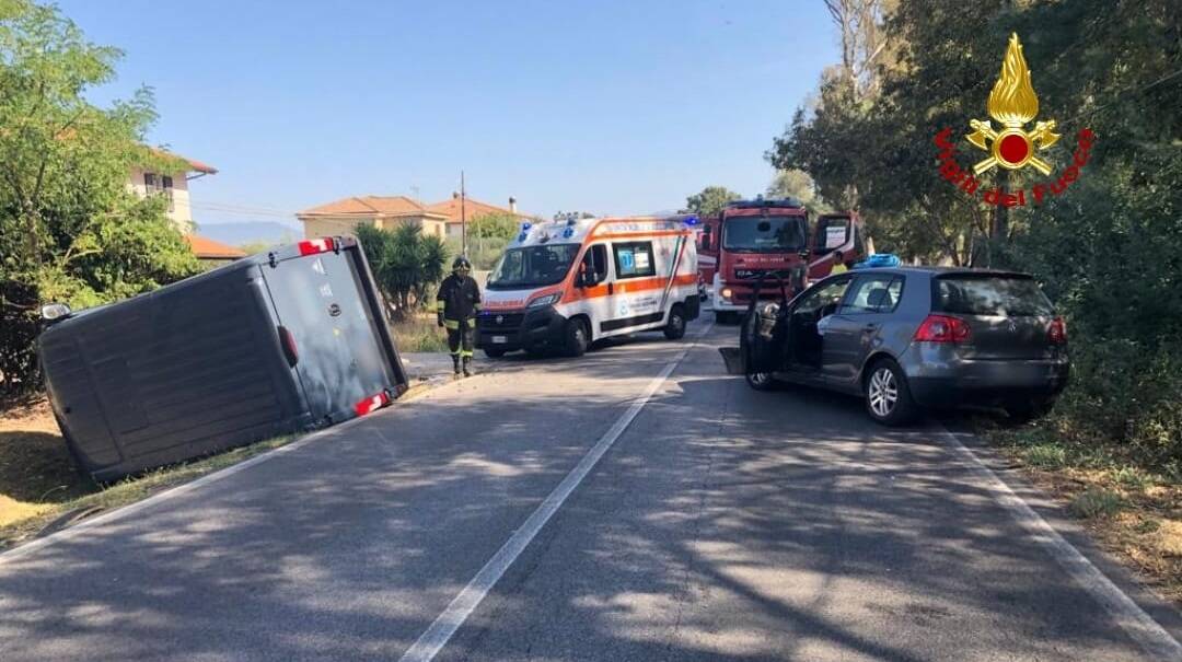 Latina, incidente su via del Crocifisso: furgone finisce nel fossato