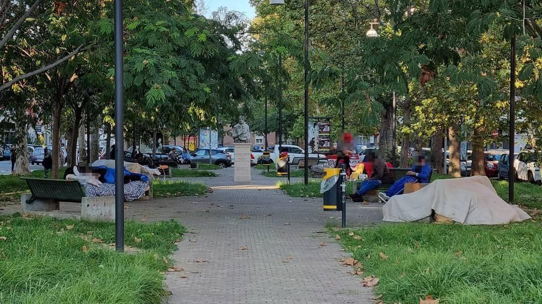 Latina, rimosse le panchine di via Don Morosini: “Erano diventate dei dormitori”