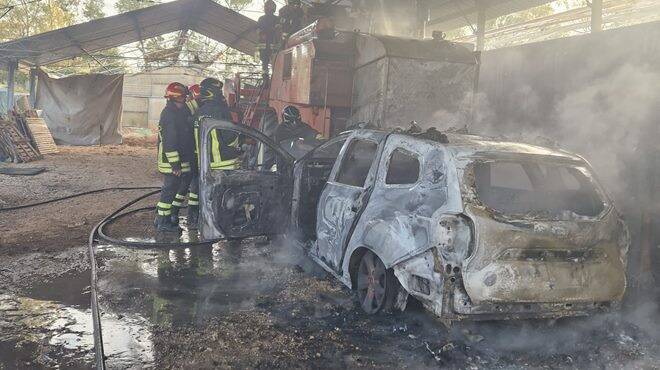 Incendio a Civitavecchia: le fiamme devastano un’autorimessa