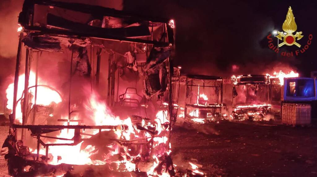 Roma, alba di fuoco: maxi rogo distrugge deposito di bus