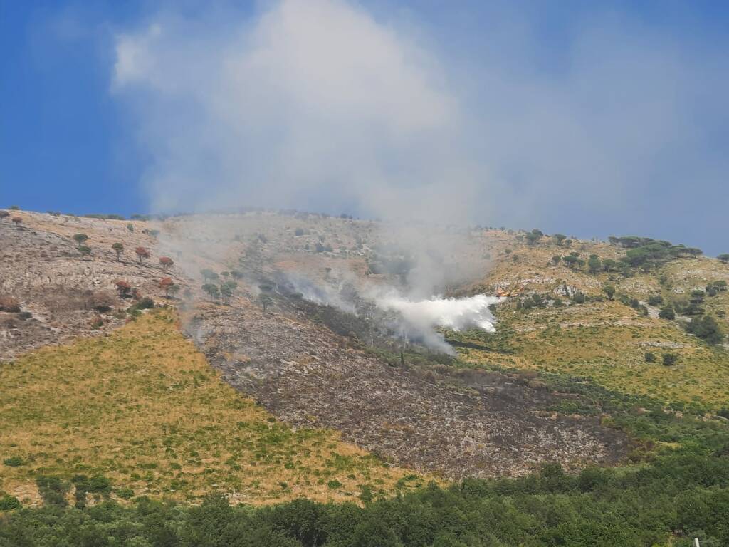 Maxi-incendio devasta i boschi: canadair in azione sulle colline di Fondi