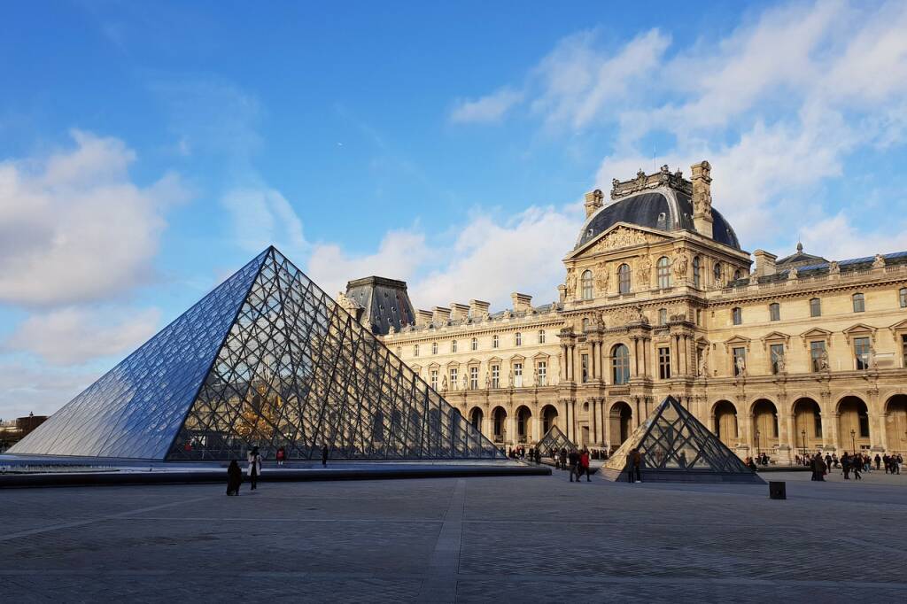 La Francia ripiomba nell’incubo terrorismo: allarmi al Louvre e a Versailles