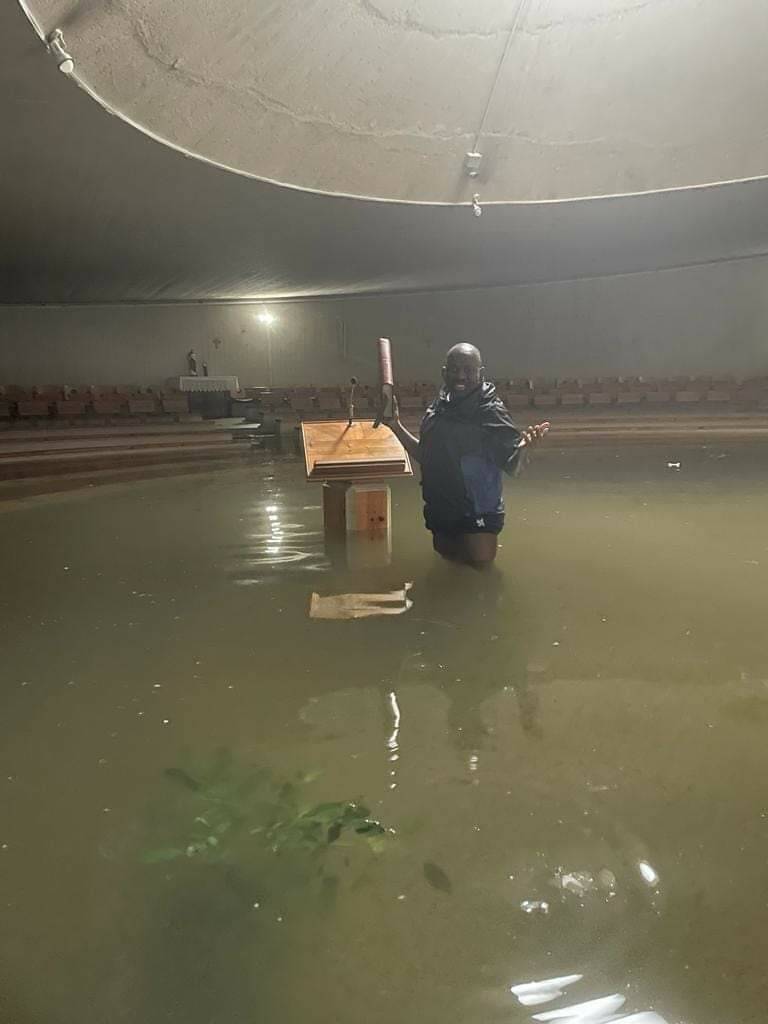Bomba d’acqua a Ostia: si allagano strade, garage e la chiesa di Nostra Signora di Bonaria