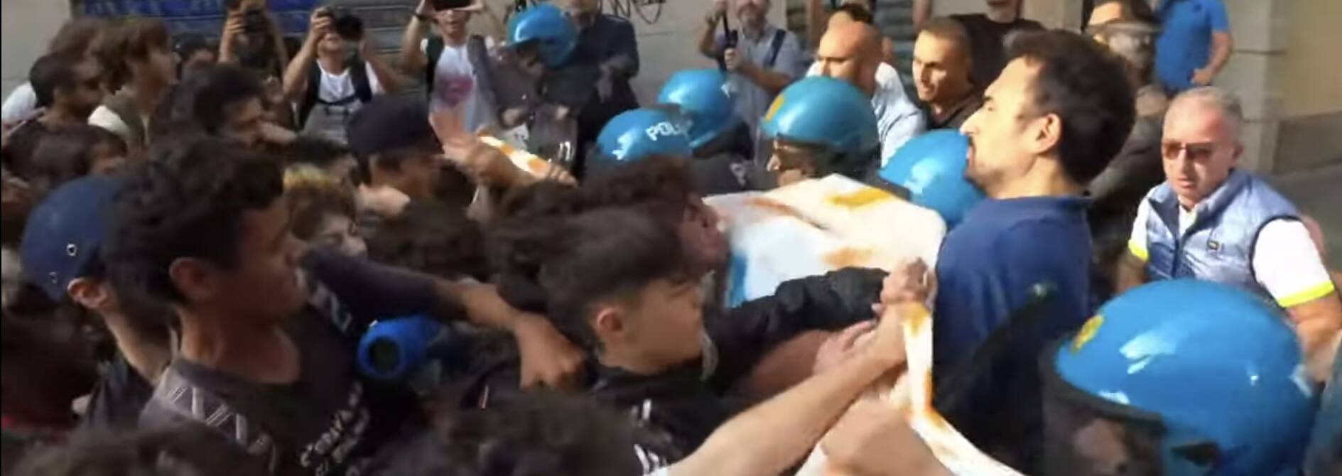 La premier Meloni contestata a Torino: scontri tra polizia e studenti