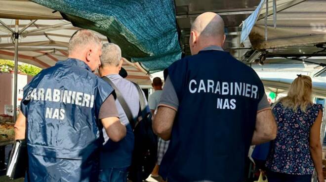 I mercati di Fondi e Terracina nel mirino dei Nas: oltre 260 chili di cibo “pericoloso” sequestrato