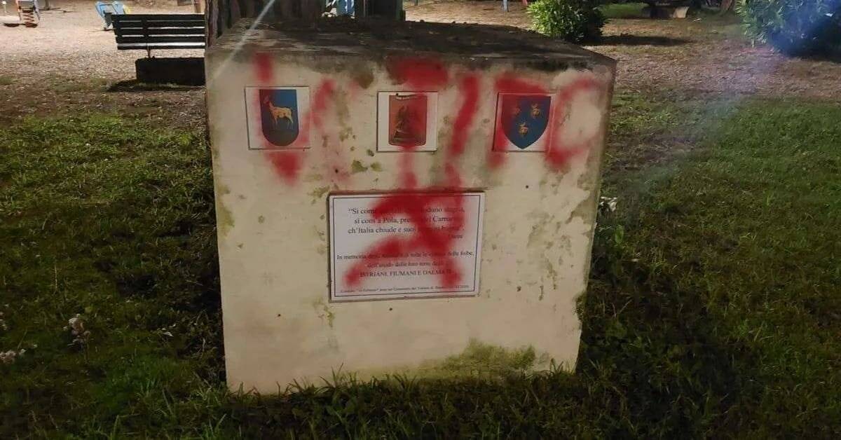 “W Tito”: vandali contro i monumenti dei Martiri delle Foibe a Nettuno