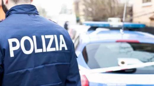 Roma, tenta di impiccarsi da un ponteggio: 62enne salvato dai poliziotti