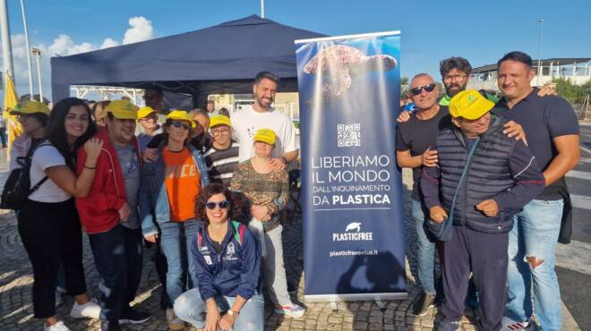 Latina, “Puliamo il mondo” parte con il “botto”: 700 volontari raccolgono oltre 835 chili di rifiuti