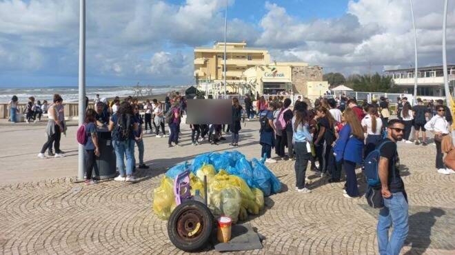 Latina, “Puliamo il mondo” parte con il “botto”: 700 volontari raccolgono oltre 835 chili di rifiuti