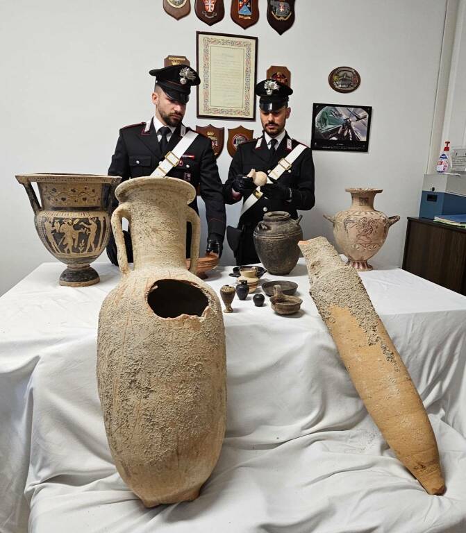 A spasso per Maccarese con anfore e vasi dell’antica Roma nascosti nel furgone
